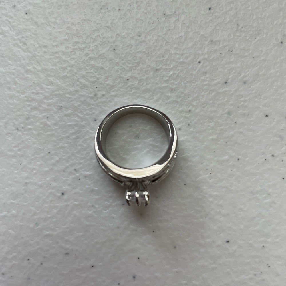 ⭐️🆕 Elegant Silver Ring with Clear Stones - Picture 4 of 7